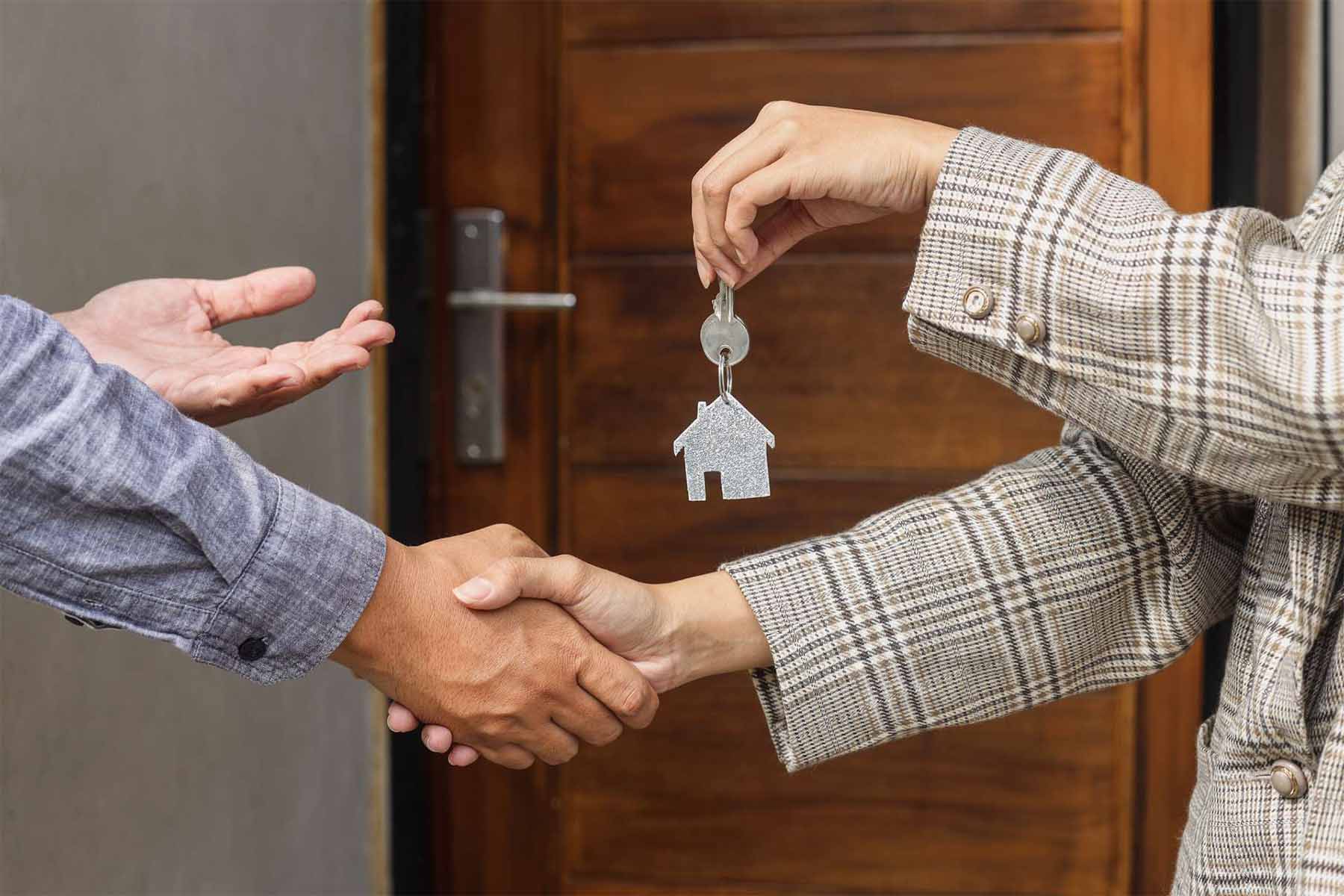 Colombiano en el exterior recibiendo las llaves de su nueva vivienda en Colombia.