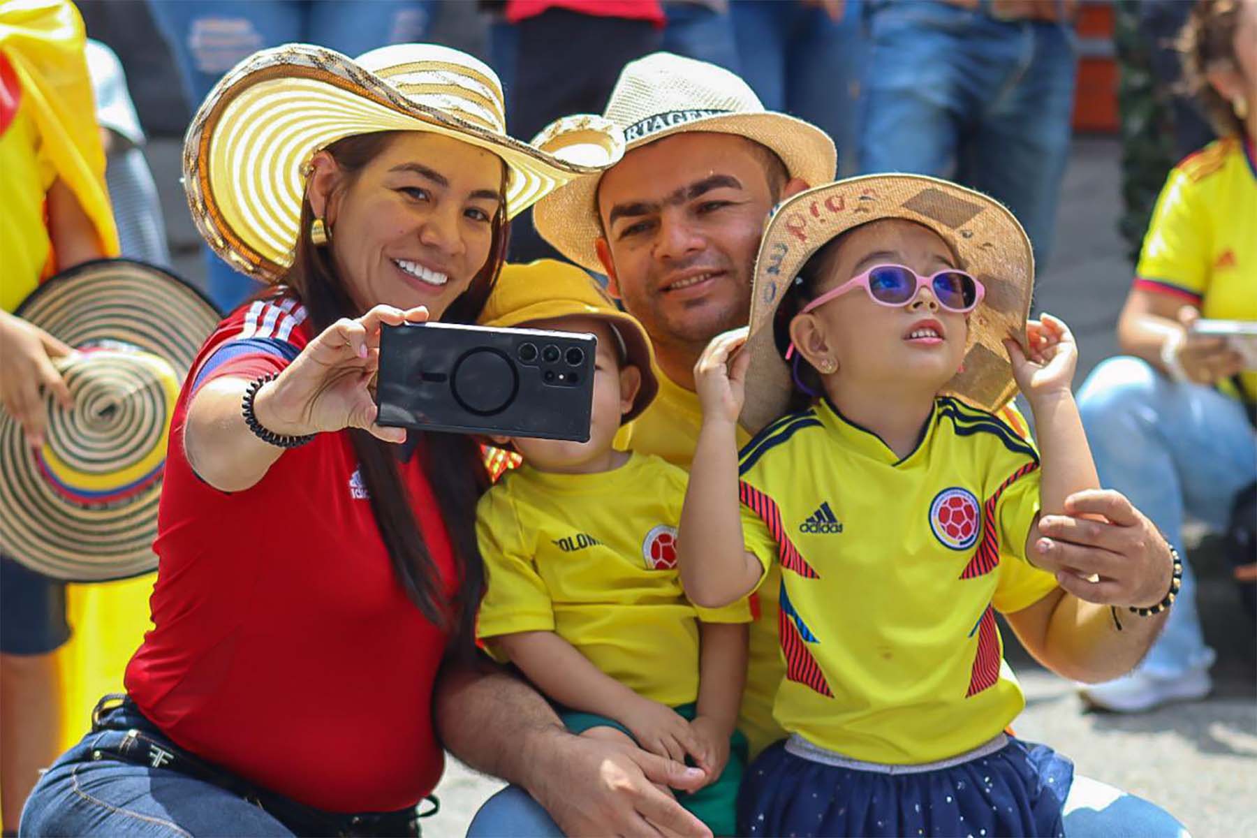 Colombianos celebrando el 20 de julio