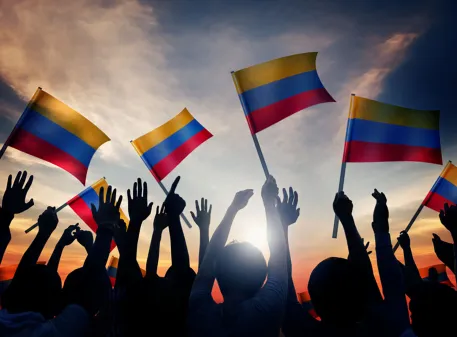 Colombianos celebrando el 20 de julio