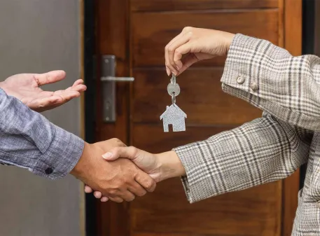 Colombiano en el exterior recibiendo las llaves de su nueva vivienda en Colombia.